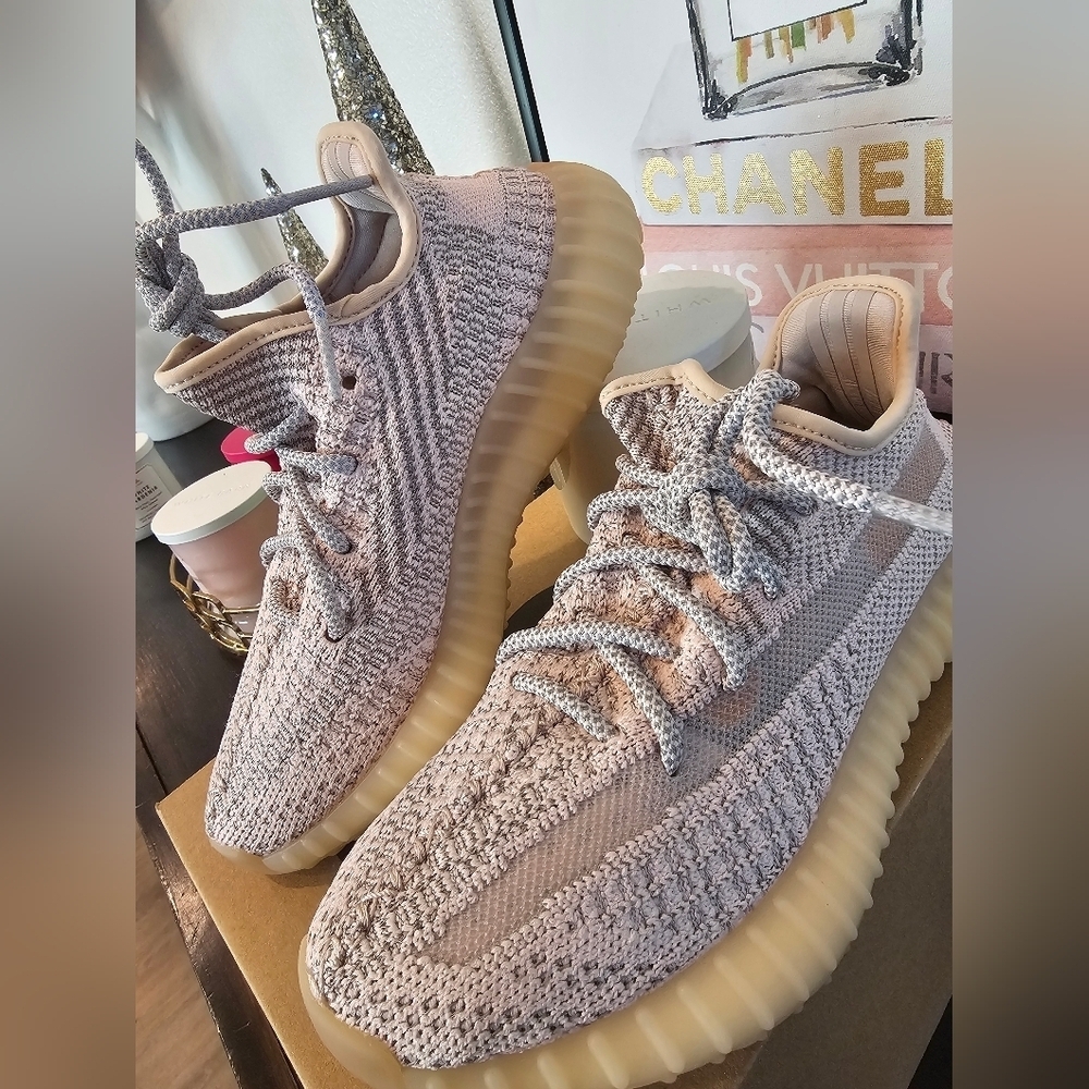 Yeezy Boost 350 V2 Sneakers . US Size 5 - Picture 4 of 14